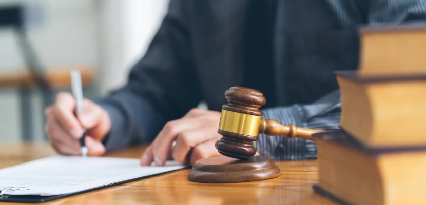 ¿Es mejor aceptar un acuerdo o ir a juicio? img